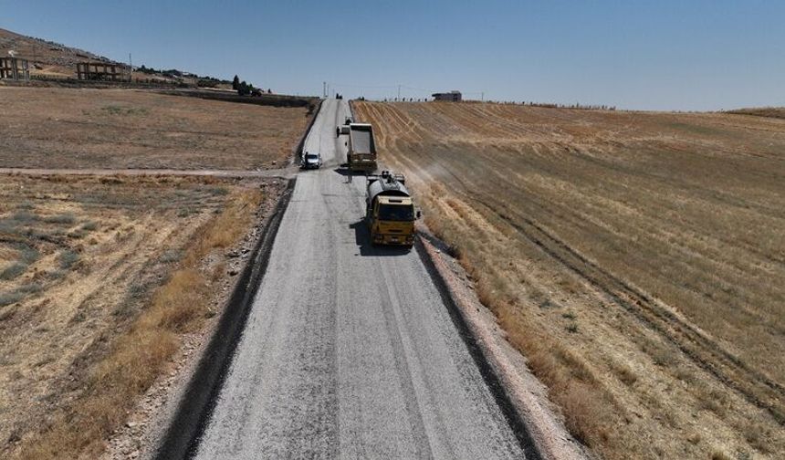 Diyarbakır’ın Kırsalında Yol Seferberliği: Sathi Kaplama Çalışmaları Hızlandı