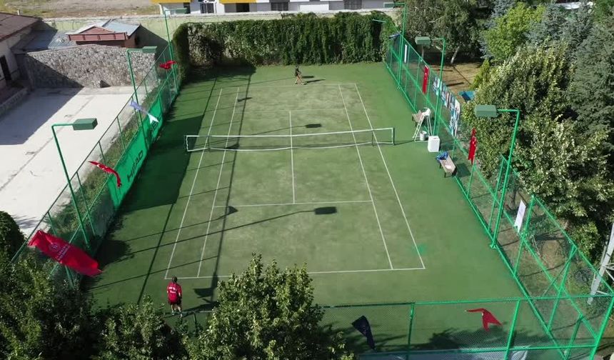 Ağrı’da tenis heyecanı başladı: 120 sporcu korta çıktı