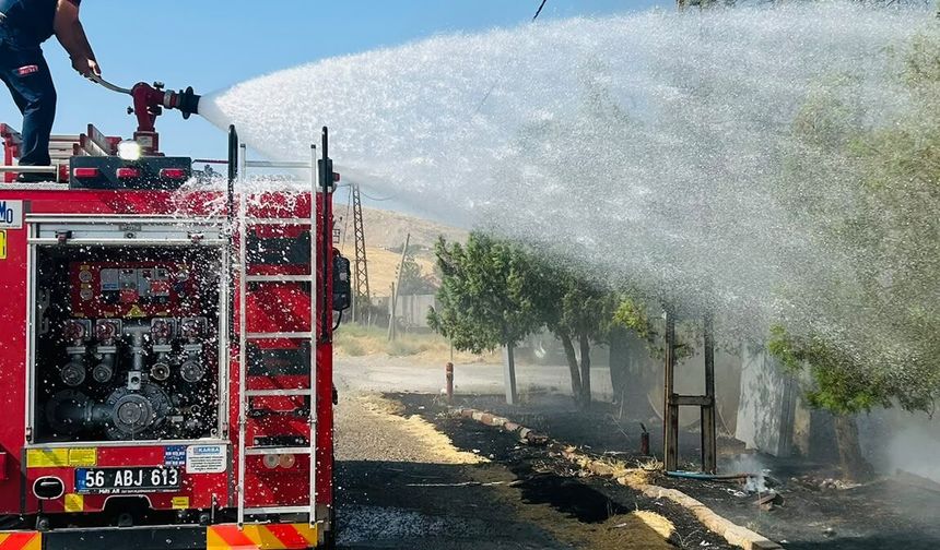 Akaryakıt istasyonunun bahçesinde çıkan yangın söndürüldü