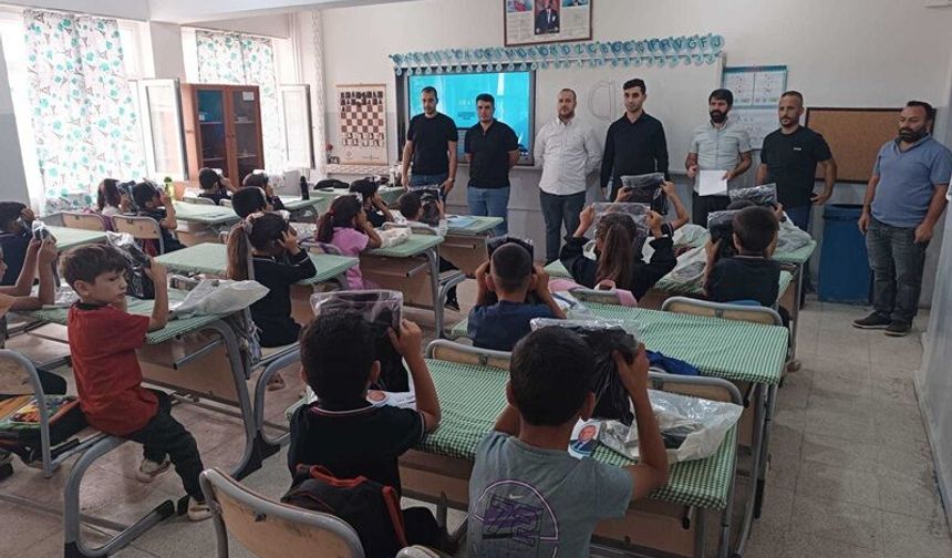 Çermik’te Öğrencileri Sevindiren Destek! 200 Okul Üniforması Dağıtıldı