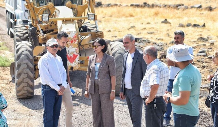 Kayapınar’ın kırsalında kış öncesi yol seferberliği