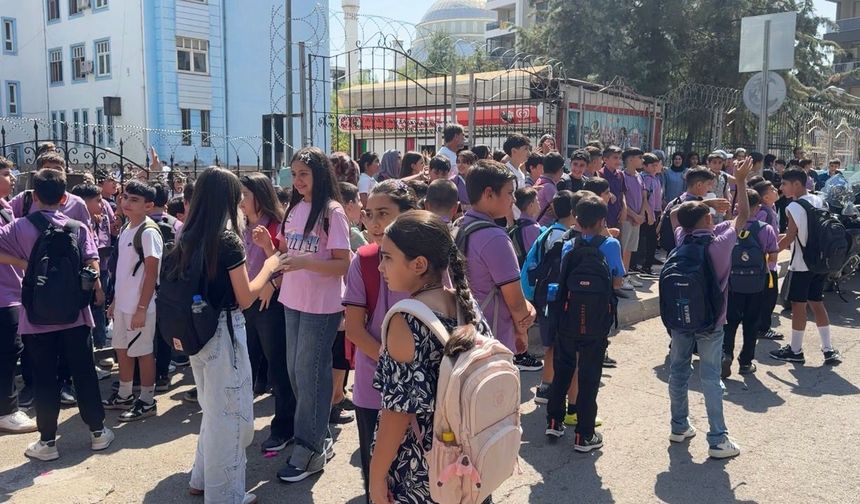 Diyarbakır’da öğrencinin çantası ağır, ailelerin yükü daha ağır