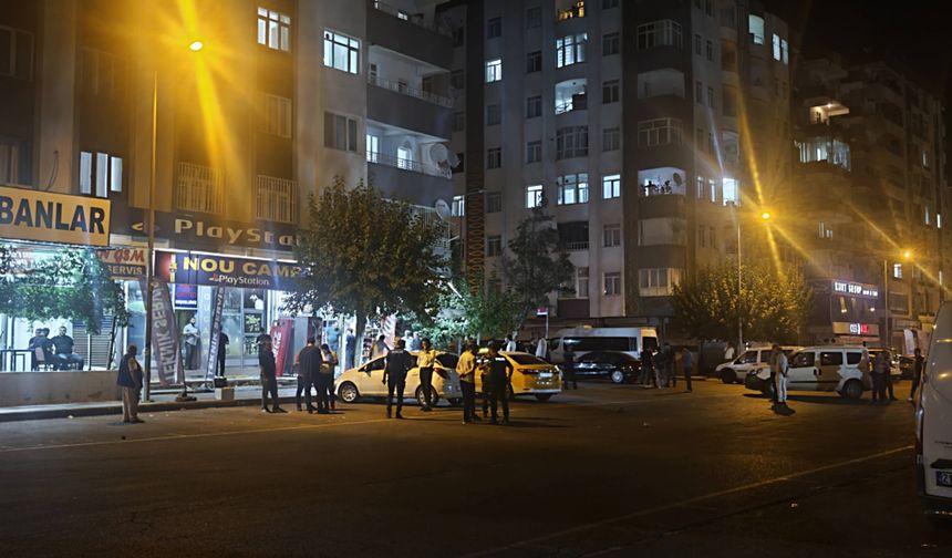 Diyarbakır'da otomobilden ateş açılması sonucu 3 kişi yaralandı