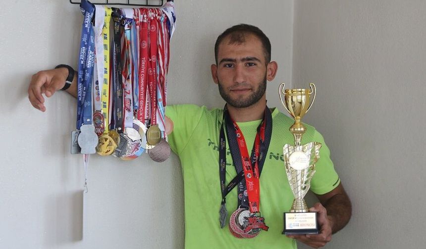 Ekmek parası için inşaatta, şampiyonluk için pistte ter döküyor