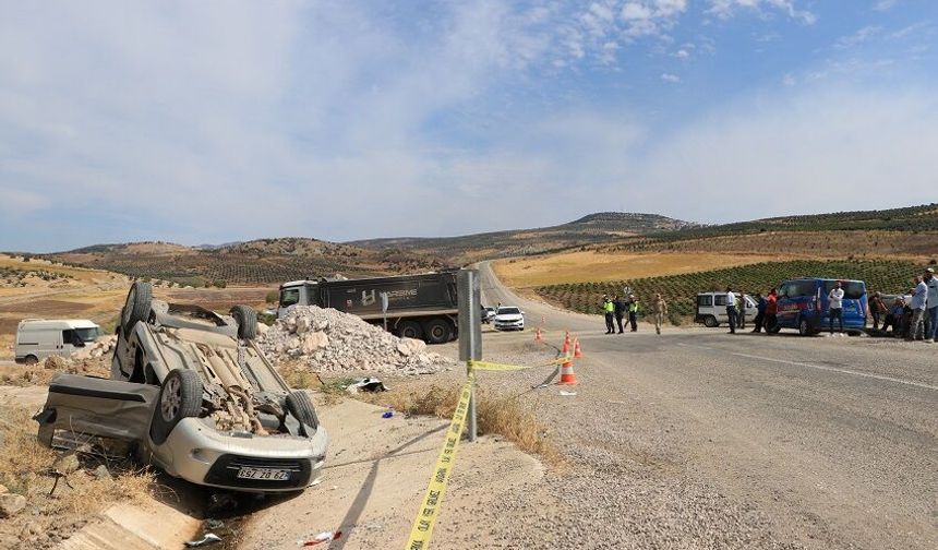 Hafriyat kamyonu ile hafif ticari araç çarpıştı: 3 ağır yaralı