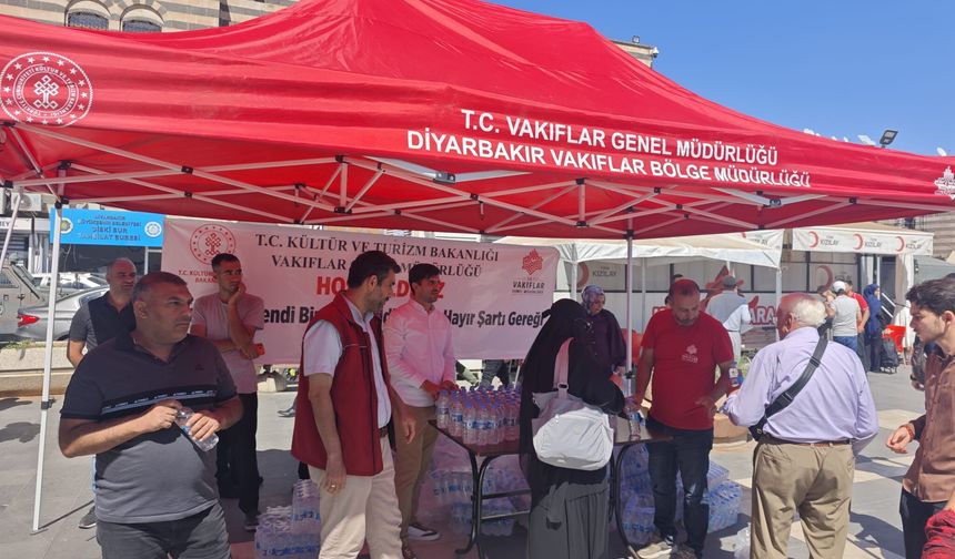Diyarbakır'da "1001 Hayır Hizmeti" kapsamında reyhan şerbeti ve su ikram edildi