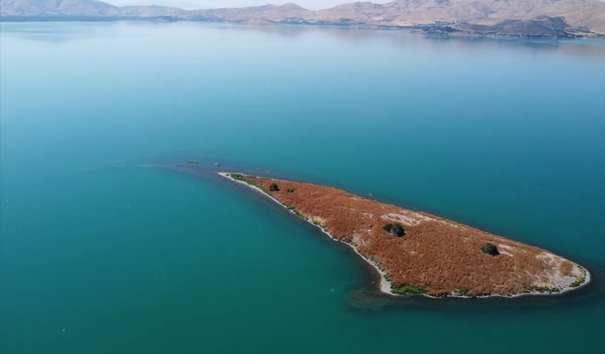 Hazar Gölü’nün derinliklerinde deprem izleri: Batık şehirdeki tahribat görüntülendi