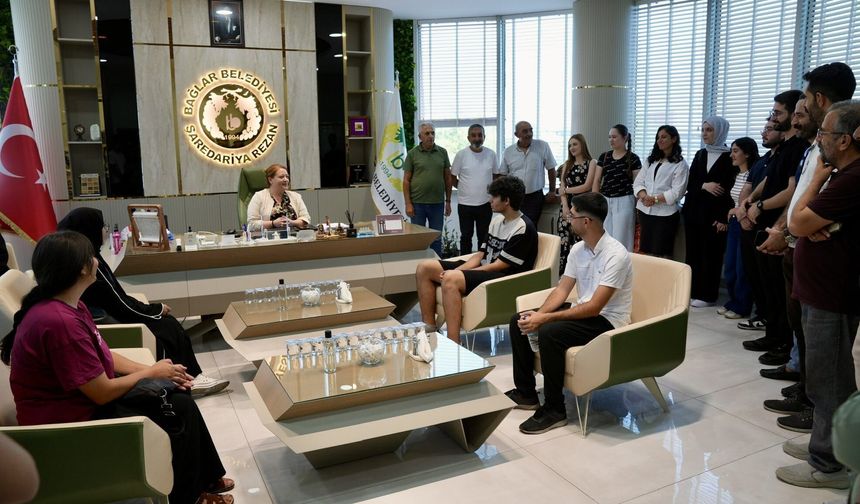 Bağlar Belediyesi Eşbaşkanı Leyla Ayaz, Üniversiteyi Kazanan Gençleri Ağırladı
