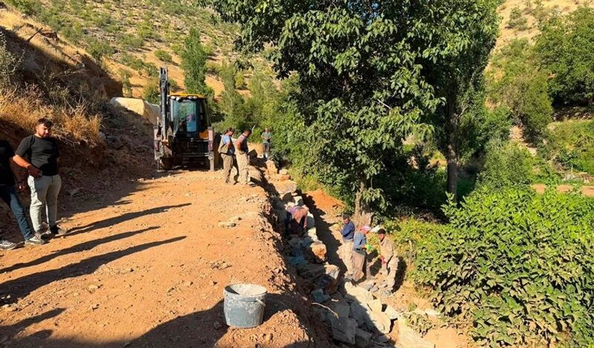 Uludere’de Toprak Kaymalarına Karşı İstinat Duvarı Çalışması Başlatıldı