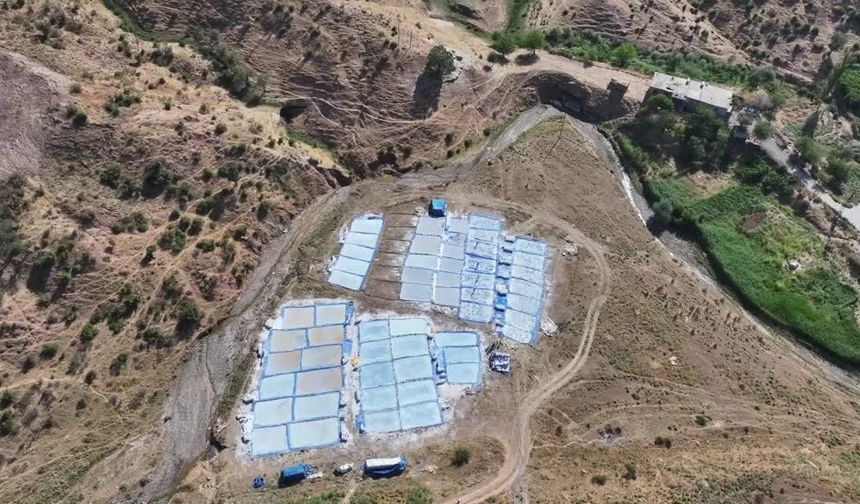 40 dereceyi aşan sıcak onlar için iyi haber: Kaya tuzu böyle üretiliyor