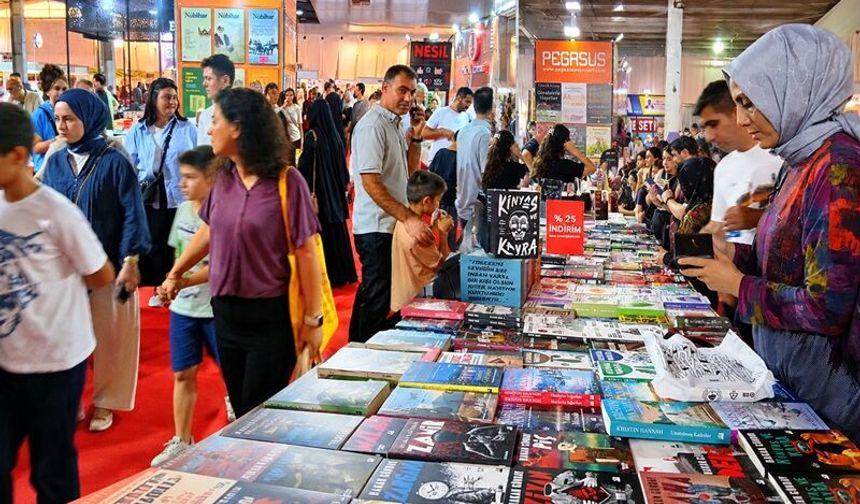 Diyarbakır Kitap Fuarı’nda İkinci Gün Yoğun İlgiyle Geçiyor
