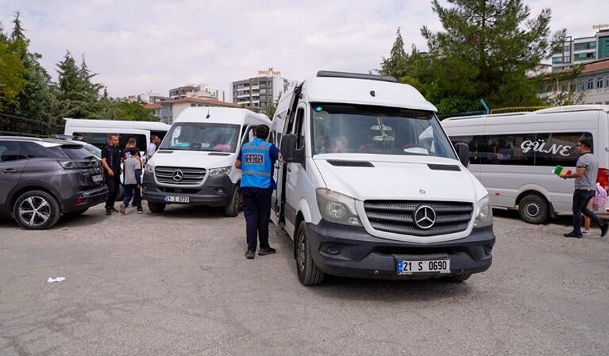 Diyarbakır’da Okul Servislerine Sıkı Denetim: Fazla Öğrenci Taşıyan Araçlara İşlem