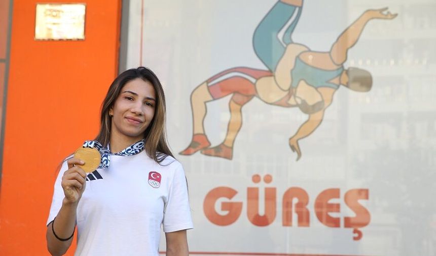 Şampiyon ablasının izinden giden Zehra, Akdeniz Oyunları'ndan altın madalyayla döndü