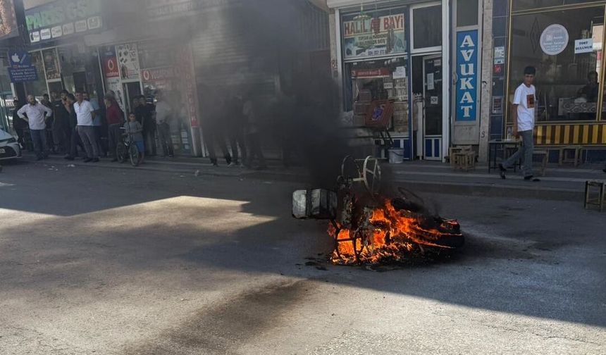 Diyarbakır'da seyir halindeyken yanan motosiklet kullanılamaz hale geldi