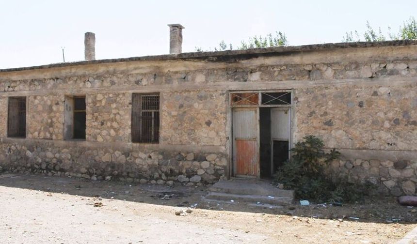 Silopi’de tehlike oluşturan metruk binanın yıkımına başlandı