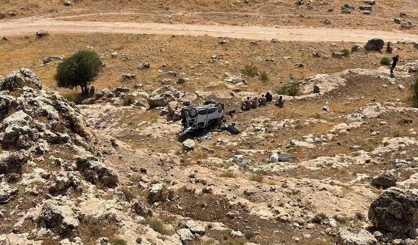 Hafif Ticari Araç Şarampole Devrildi: 2 Ağır Yaralı