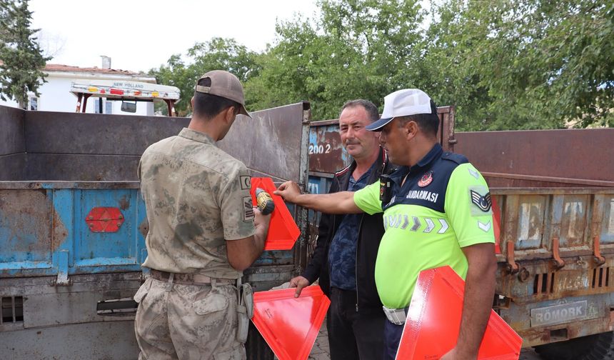 Traktör sürücülerine güvenli tarım eğitimi