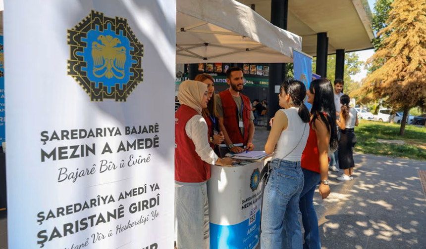 Dicle Üniversitesi’nde öğrenciler ‘Hoş geldin’ standında karşılanıyor