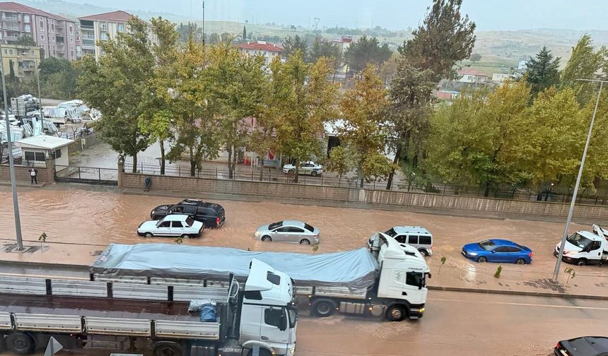 Adıyaman'da yollar su altında kaldı