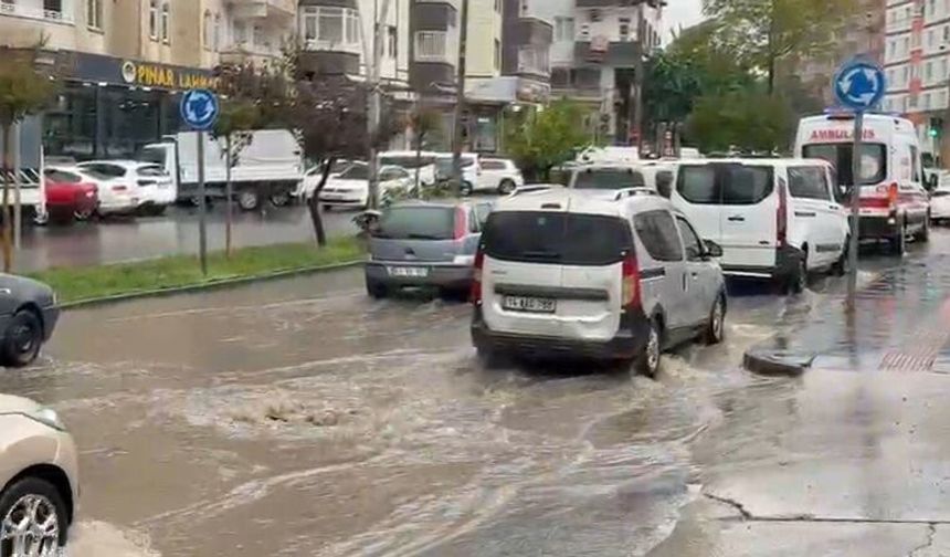 Diyarbakır’da Şiddetli Yağış: Yollar Sular Altında Kaldı, Araçlar Mahsur Kaldı