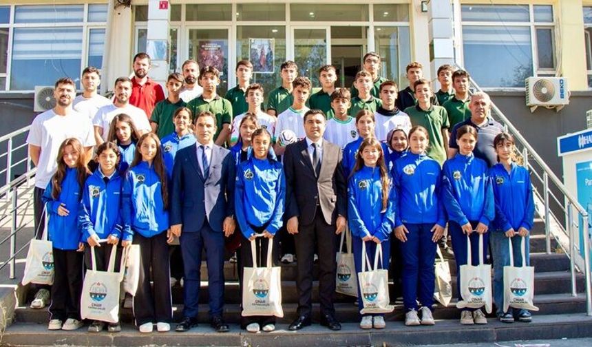 Çınar’da Genç Sporculara Destek: Spor Malzemeleri Dağıtıldı