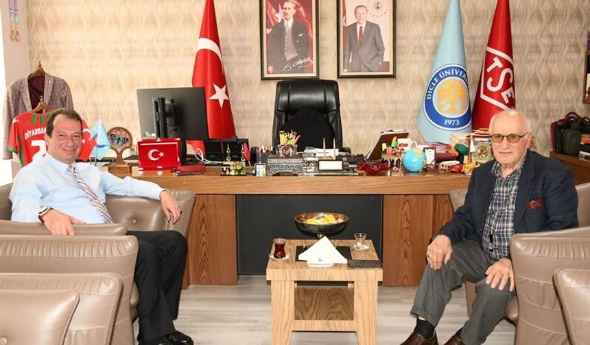 Rektör Eronat Yıllar Sonra Öğretmeniyle Bir Araya Geldi