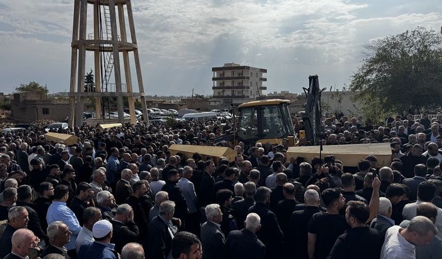 Faciaya dönüşen kazada hayatını kaybeden 6 kişi yan yana defnedildi