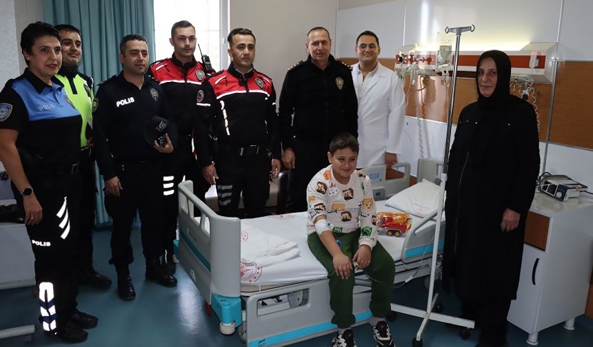 Hastanede tedavi gören çocuklara moral ziyareti