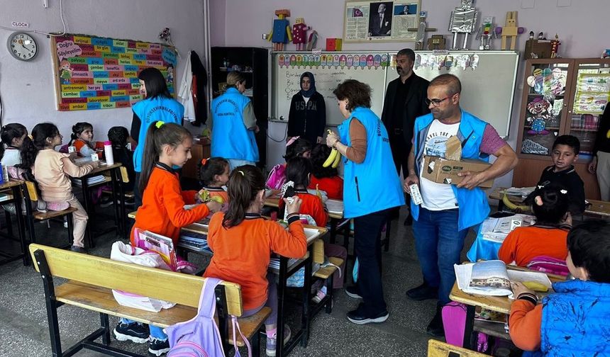 Çüngüş’te Öğrencilere Muz ve Süt İkramı