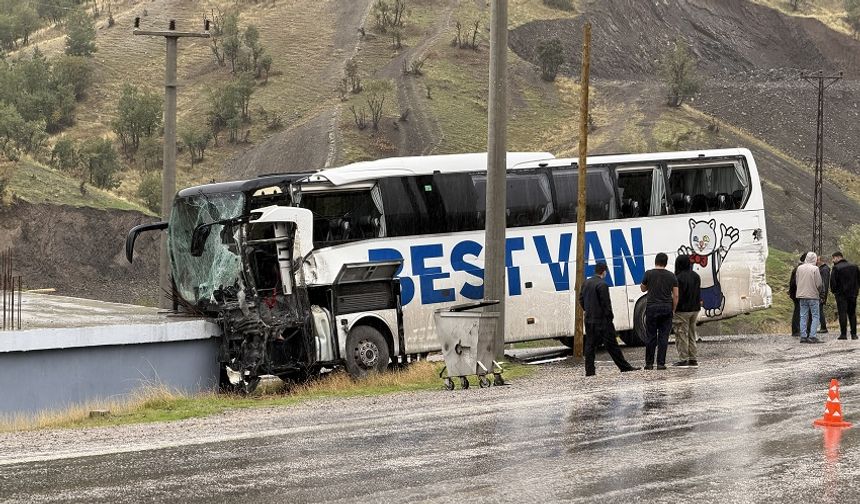 Şırnak’ta Feci Kaza: Yolcu Otobüsü Eve Çarptı, 15 Yaralı