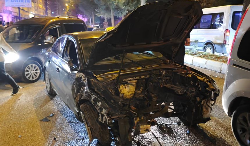 Gece Yarısı Zincirleme Kaza: 3 Kişi Hastanelik Oldu
