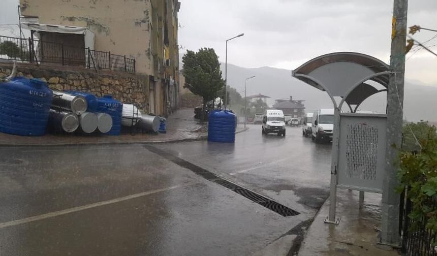Kulp’ta şiddetli yağış hayatı olumsuz etkiliyor