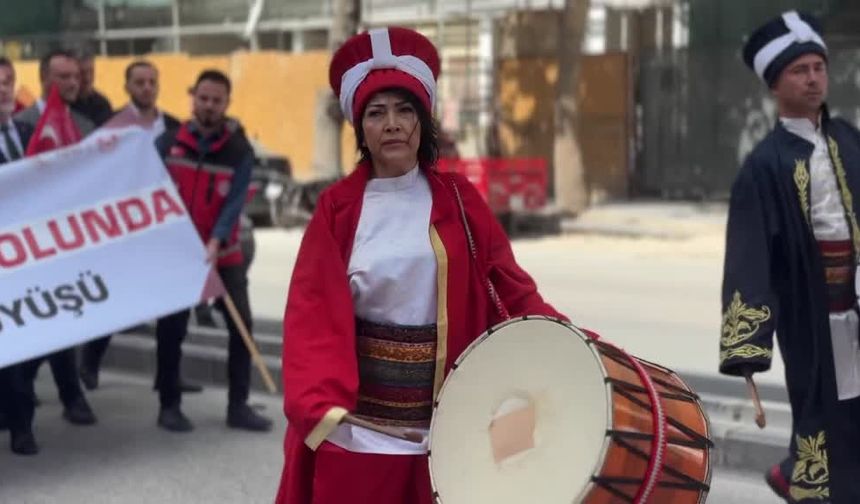 Davul sevgisiyle mehtere katıldı, kadınlara cesaret verdi