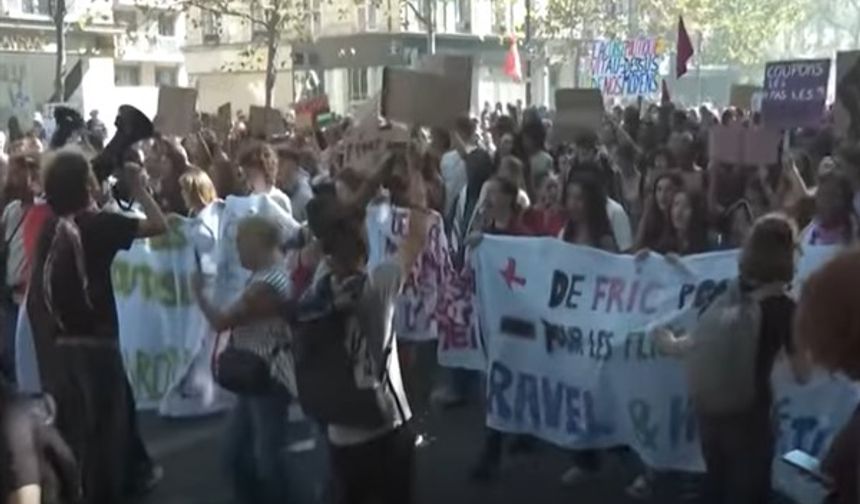Fransa’da siyasi kriz derinleşti, grevler ülkeyi felç etti