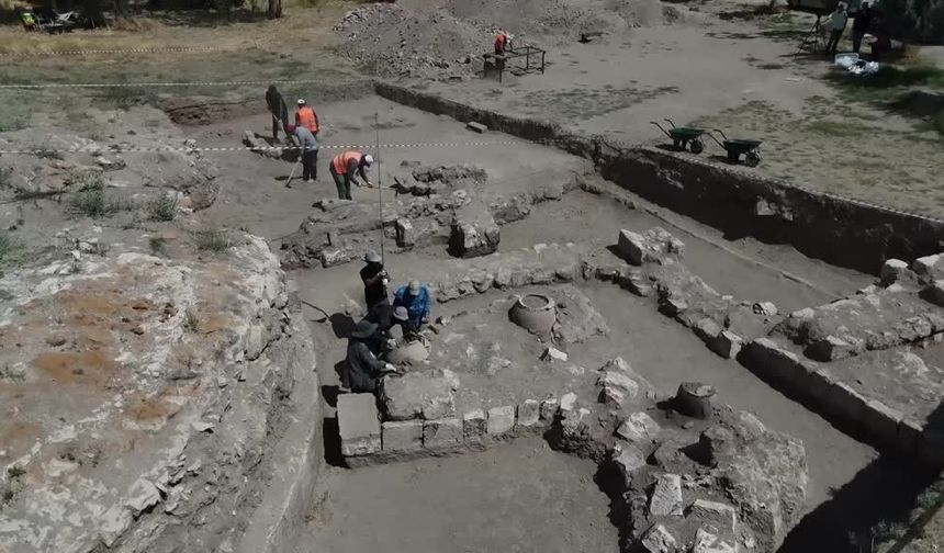 Selçuklu Kalesi kalıntısındaki kazılarda çapı 50 metreyi bulan burca ulaşıldı