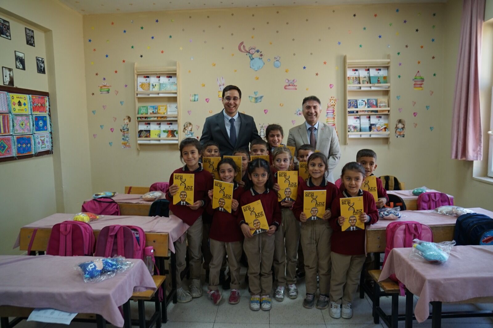 Batman Üniversitesi Rektörü Prof. Dr. İdris Demir, Gercüş Ilçesinde Ilkokul Öğrencileriyle Bir Araya Geldi.