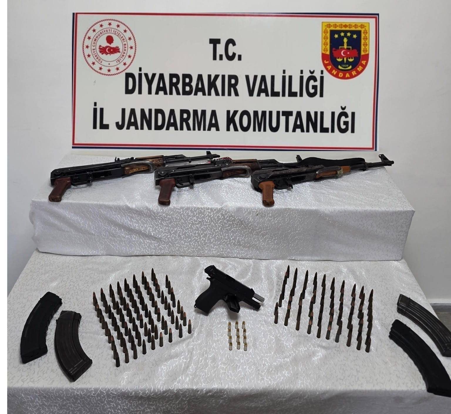 Diyarbakır'da Düzenlenen Operasyonda Silah Ve Mühimmat Ele Geçirildi (2)