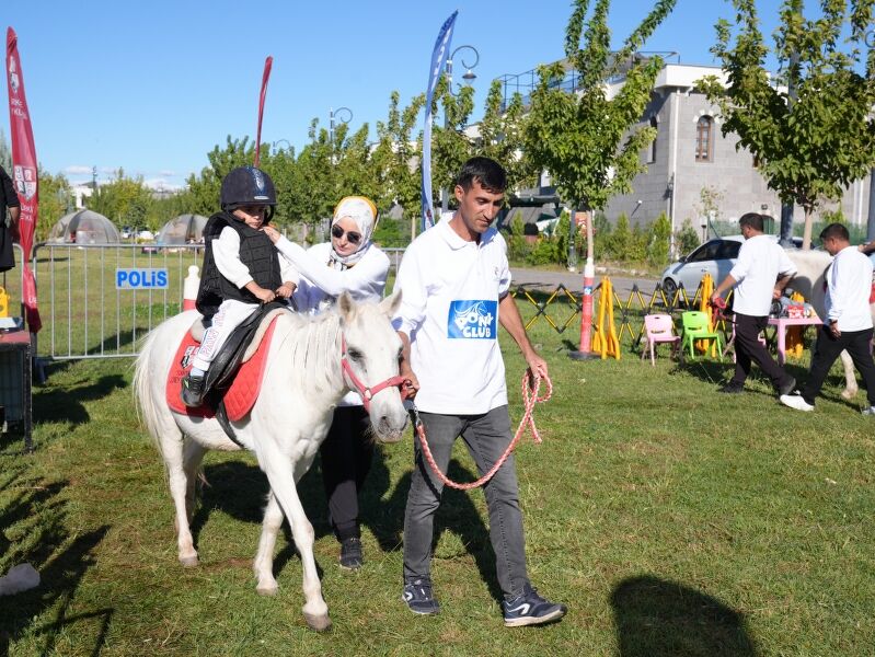 Diyarbakır’da Festivalin En Neşeli Durağı Çocuk Köyü (1) 799X600