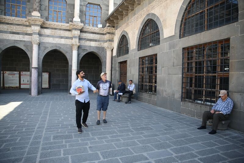 Diyarbakır’da Imamlar Tarihi Camileri Dört Dilde Tanıtıyor (1) 800X533