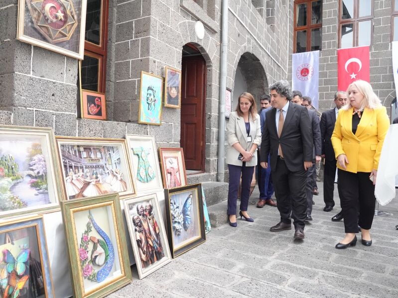 Diyarbakır’da Tutuklu Gençlerden Umut Dolu Sanat Sergisi Açıldı (3) 799X600
