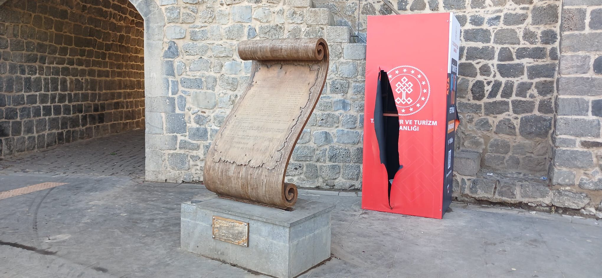 Kültür Yolu Festivali Afişlerine Zarar Verdiler (2)