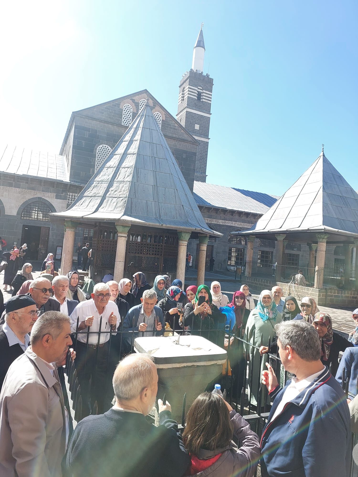 Ulu Cami’deki Güneş Saati Turistlerin Ilgi Odağı Oldu