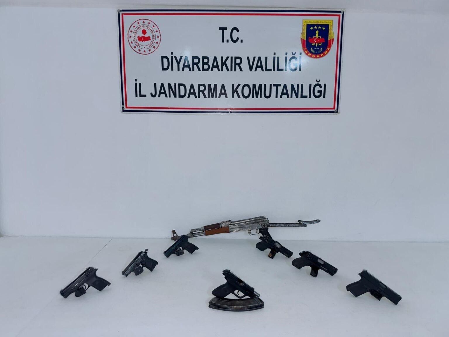 Diyarbakır’da Jandarmadan Operasyon Silah Ve Mühimmat Ele Geçirildi (1)