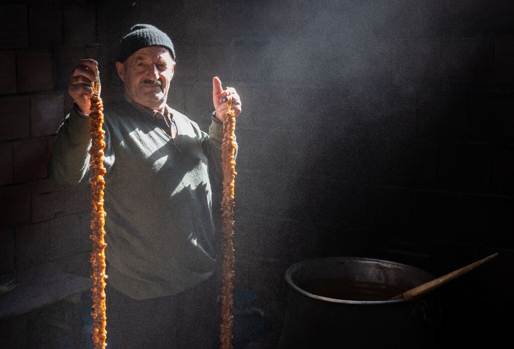 Kokusu Sokaklara Yayıldı Sason’da Cevizli Sucuk Zamanı (3) 1024X696