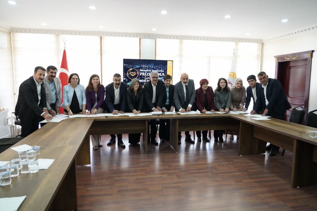 Kulp’ta Kadın Emeğiyle Süt Üretimi Canlanacak Mandıra Tesisi Için Imzalar Atıldı (2) 1024X683