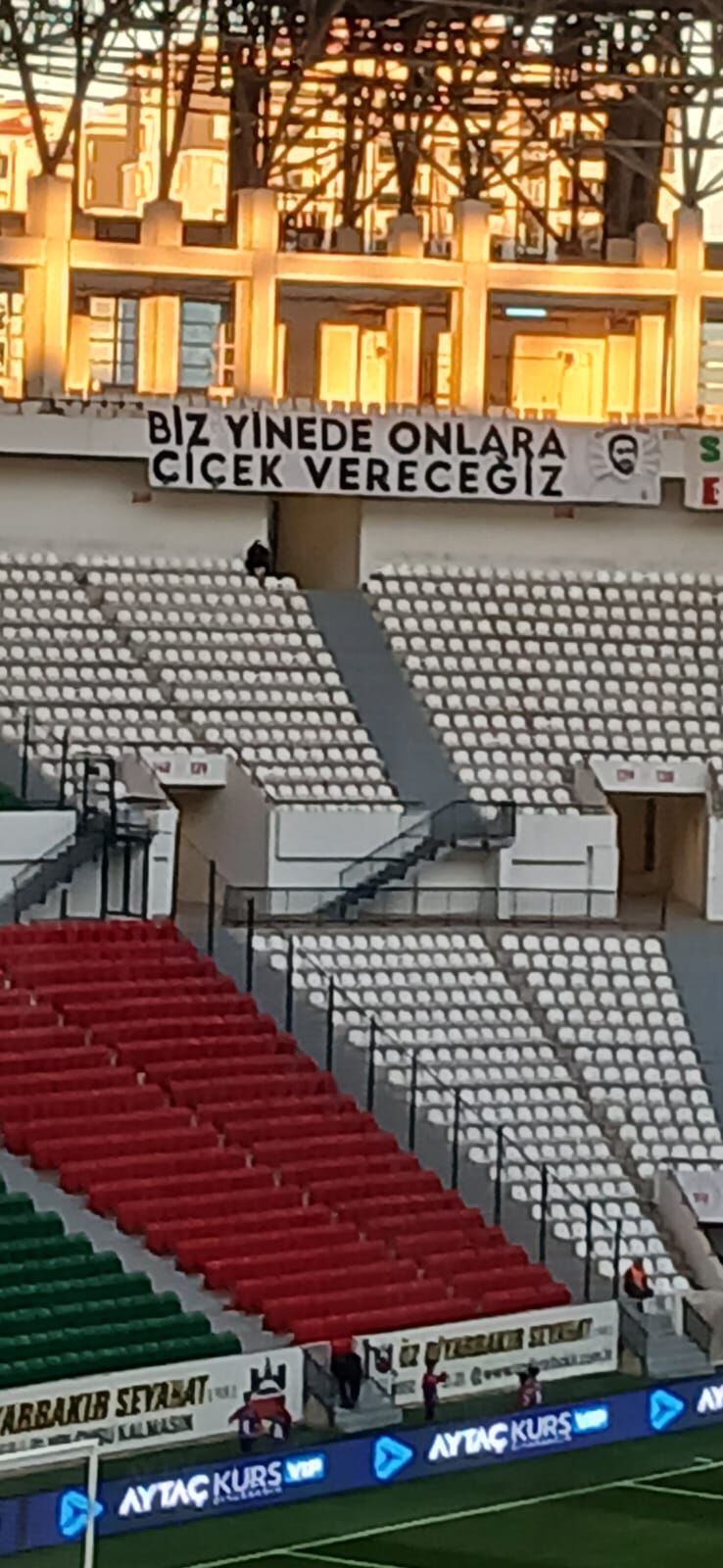 Amedspor Tribünlerinden “Biz Yine De Çiçek Vereceğiz” Mesajı (1)