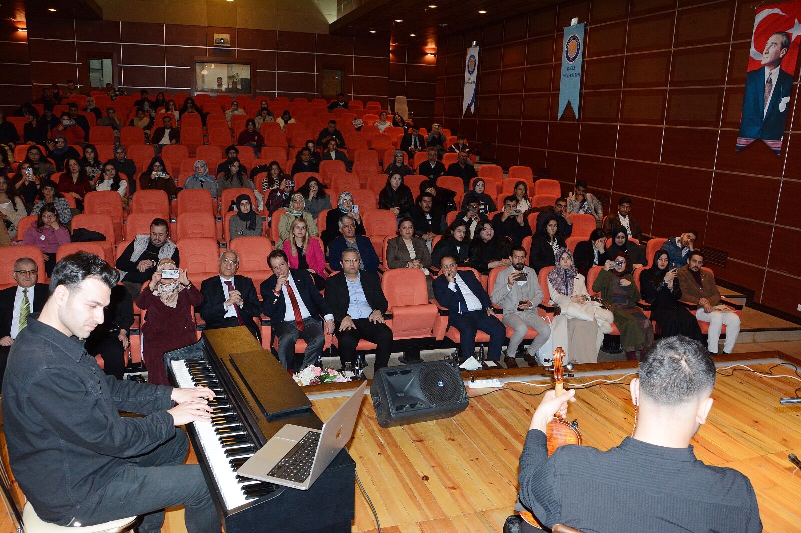Dicle Üniversitesi’nde Filistin Için Güçlü Sanat Buluşması (1)