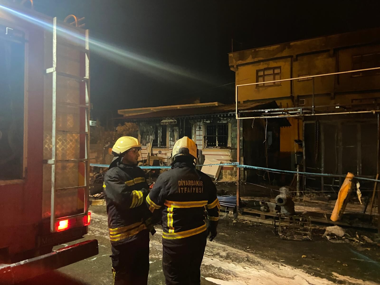 Dicle’de Esnafı Tedirgin Eden Yangın Kısa Sürede Söndürüldü (1)