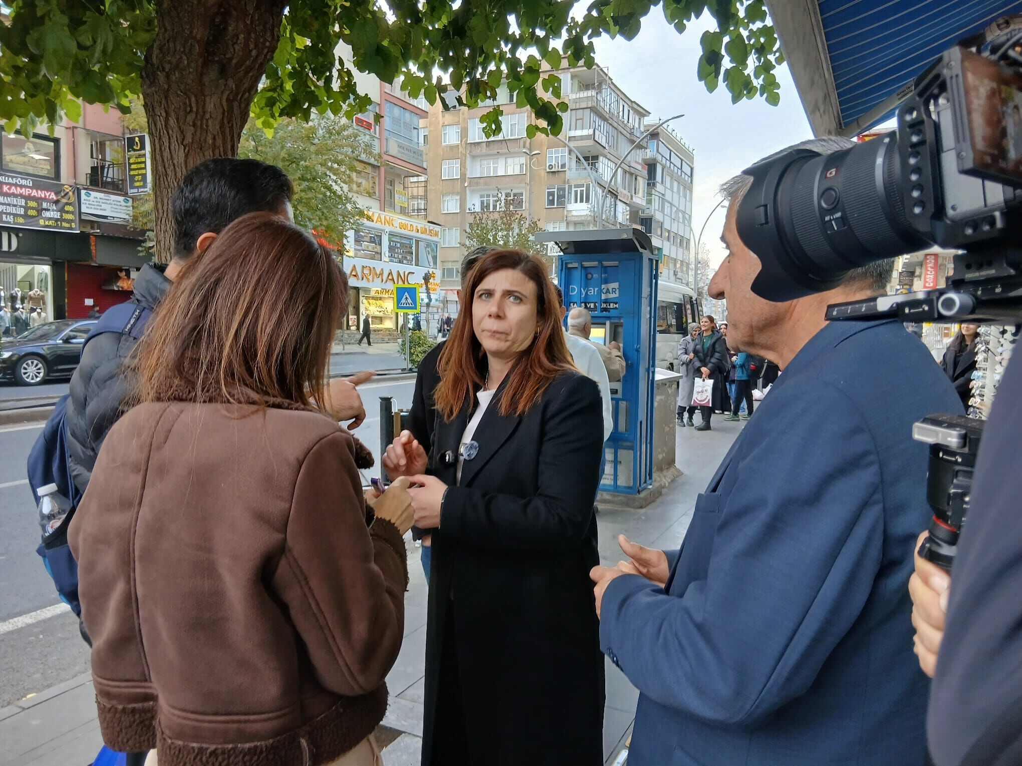 Diyarbakır Büyükşehir Belediye Eşbaşkanı Serra Bucak Halkla Iç Içe Sorunları Yerinde Dinledi (2)