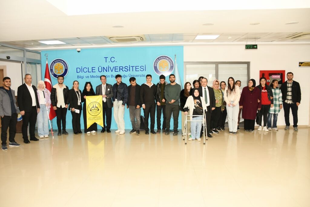 Diyarbakır’da Düzenlenen Seminerde Yapay Zekanın Eğitimdeki Etkisi Konuşuldu (1) 1024X683